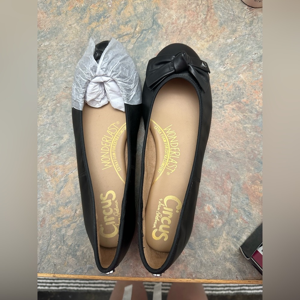 Women’s black flats